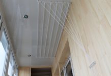 Отделка потолка на балконе