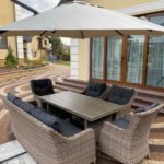 Плетеная мебель из искусственного ротанга: обязательная деталь интерьера каждого уважающего себя загородного дома