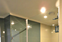 Стеклянные ограждения для душа – модно и удобно