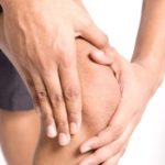 Почему появляется хруст в коленях — ответы врачей