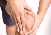 Почему появляется хруст в коленях — ответы врачей