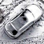 На машину упал снег с крыши: что делать?