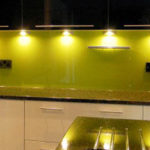 Какие особенности нужно учесть при покупке стеклянного фартука для кухни?