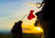 Хотите отношений без драмы? Женщины этих 3 знаков Зодиака никогда не будут ревновать