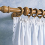 Деревянные карнизы для штор: их особенности и виды