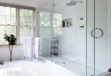 Достоинства и разновидности стеклянных душевых перегородок