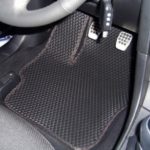 Когда пора менять коврики в машине?