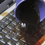 Что делать если пролили жидкость на ноутбук?