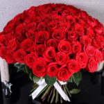 Цветочная композиция из 101 розы впечатлит и приятно удивит адресата