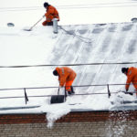 Как осуществляется чистка крыш от снега и наледи?