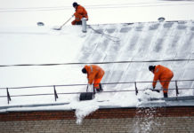 Как осуществляется чистка крыш от снега и наледи?