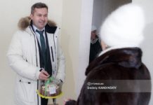 Томская семья из аварийного дома получила ключи от новой квартиры. Они ждали ее более 10 лет