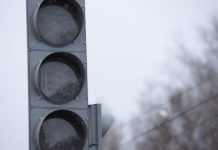 Шквалистый ветер повалил светофор и привел к отключению электричества в Томске