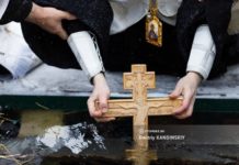 Санврачи проверяют, пригодна ли вода в Томи для крещенских купаний