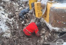 Водолазы нашли тело водителя экскаватора, провалившегося под лед в Томской области