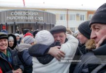 «Я теперь пойду домой с родней»: экс-мэра Томска Кляйна освободили в зале суда после приговора