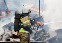 Два дома загорелись в деревне Томского района. Пострадал мужчина