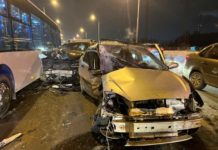 Три легковушки и автобус столкнулись в Томске. В больницу увезли ребенка