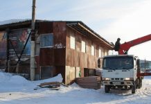 Незаконно построенный амбар сносят на окраине Томска