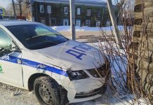 Патрульный автомобиль врезался в Mitsubishi и дорожный знак в Томске