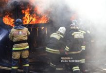 Деревянный дом загорелся в Томске. Жильцы успели спастись