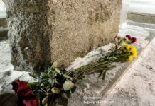 Жители Томска несут цветы к Камню скорби после новостей о смерти Навального