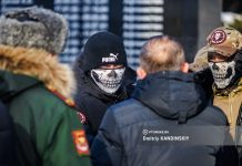 Чиновники Томска и вагнеровцы возложили цветы во вторую годовщину начала боевых действий между Россией и Украиной