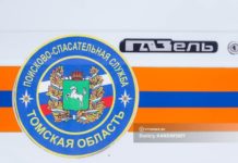 Kia зацепилась за бордюр, снесла ограждение и перевернулась в Томске