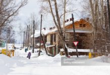 Неизвестный на экскаваторе перерыл землю в селе Томской области и скрылся