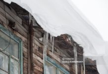 Томичей просят остерегаться падения с крыш снега и сосулек