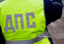 Лесовоз опрокинулся на трассе Томск — Мариинск. Бревна рассыпались по дороге