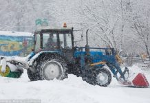 Уборщик снега повредил машину, бегая за ней по парковке в Томске. Его напарник устроил гонки на тракторе