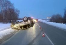 Lada перевернулась на крышу после ДТП на томской трассе