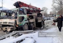 Машина выехала на встречку и снесла опору освещения в Томске, пока водитель вышел в магазин