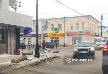 Грузовик снес ограждение в центре Томска