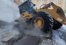 Погрузчик провалился в теплокамеру в Стрежевом при очистке двора от снега