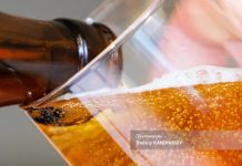 Мужчина попытался украсть ящик пива из магазина в Северске, но споткнулся и разбил бутылки