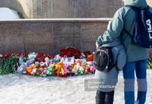Жители Томска второй день несут цветы к стихийному мемориалу жертвам теракта в Подмосковье