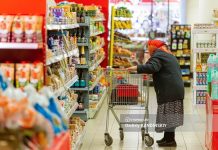 Более 50 пожилых людей и инвалидов в Томской области устроили в приемные семьи