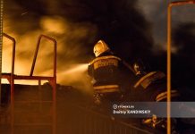 Восемь человек спасли через окна горящего дома в Томске. Жильцы спали, не зная о пожаре