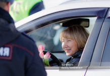 Женский день на дорогах: «цветочный патруль» ГИБДД поздравил томичек с 8 Марта