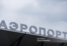 Ударил бортпроводника, кидался яблоками: пьяного дебошира сняли с рейса Томск—Москва