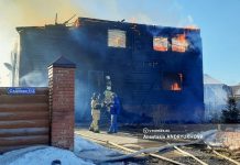 Двухэтажный дом горит в Зональной Станции