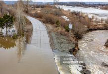 Разлившаяся река разрушила дорогу под Коммунальным мостом в Томске
