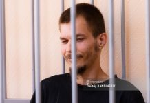 Парень, зарезавший мужчину на томском рынке, согласен с виной в убийстве. Кражу мандаринов отрицает