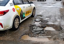 Ямы на Шегарском тракте в Томске временно заделали холодными смесями