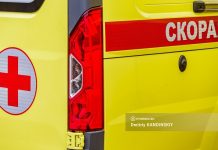 Машина скорой помощи опрокинулась на бок после ДТП в Томске