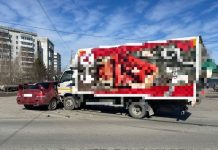 Ребенок попал в больницу после столкновения грузовика и легковушки в томском поселке