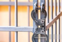 Мужчина в Томске напал с топором на нового знакомого и его сестру