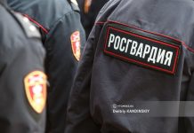 Агрессивный мужчина проник на территорию школы в Томске. Его задержали росгвардейцы